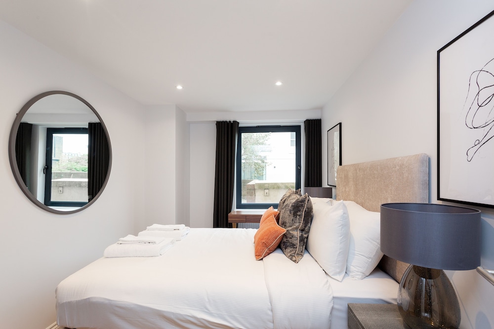 The Carlyle - Elegant Serviced Apartments