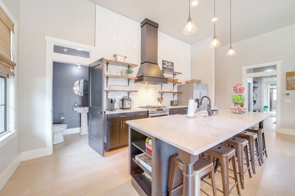 Walk to Lake: Home w/ Community Perks in Canadian!