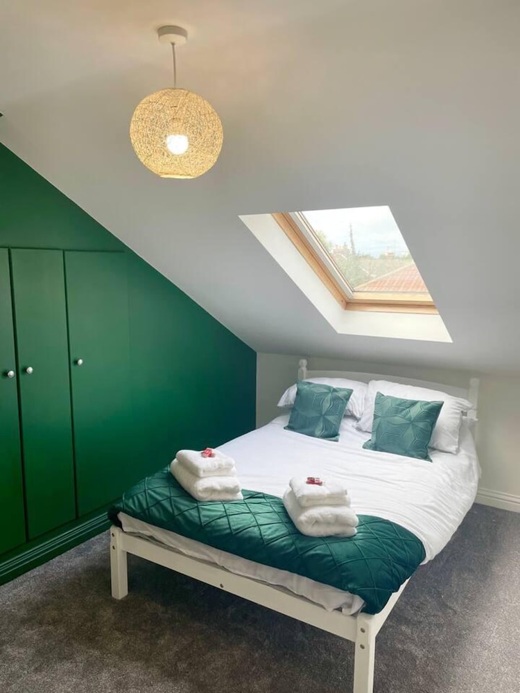 Vibrant 6 bed Stylish Home in Heart of Southsea view 4
