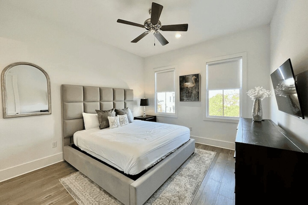 Casa d' Azure by Avantstay Sleeps 18, Private Pool, Golf Cart Included