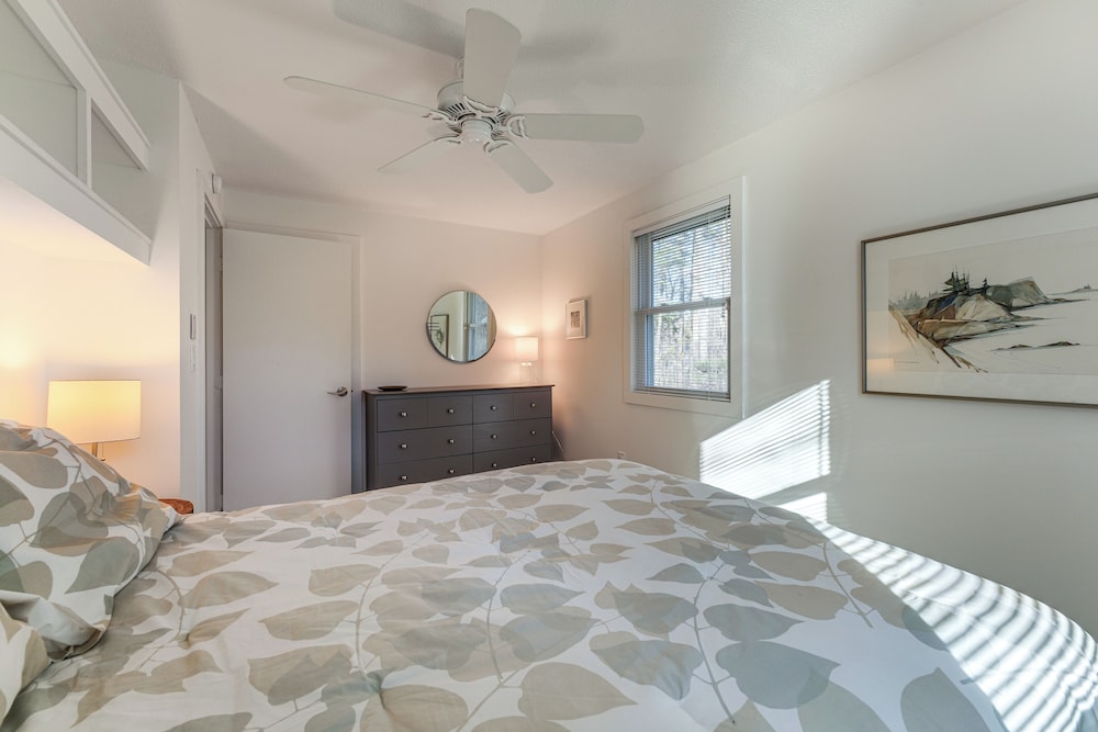 1 Mi to Maine Street! Mcm-style Home in Brunswick