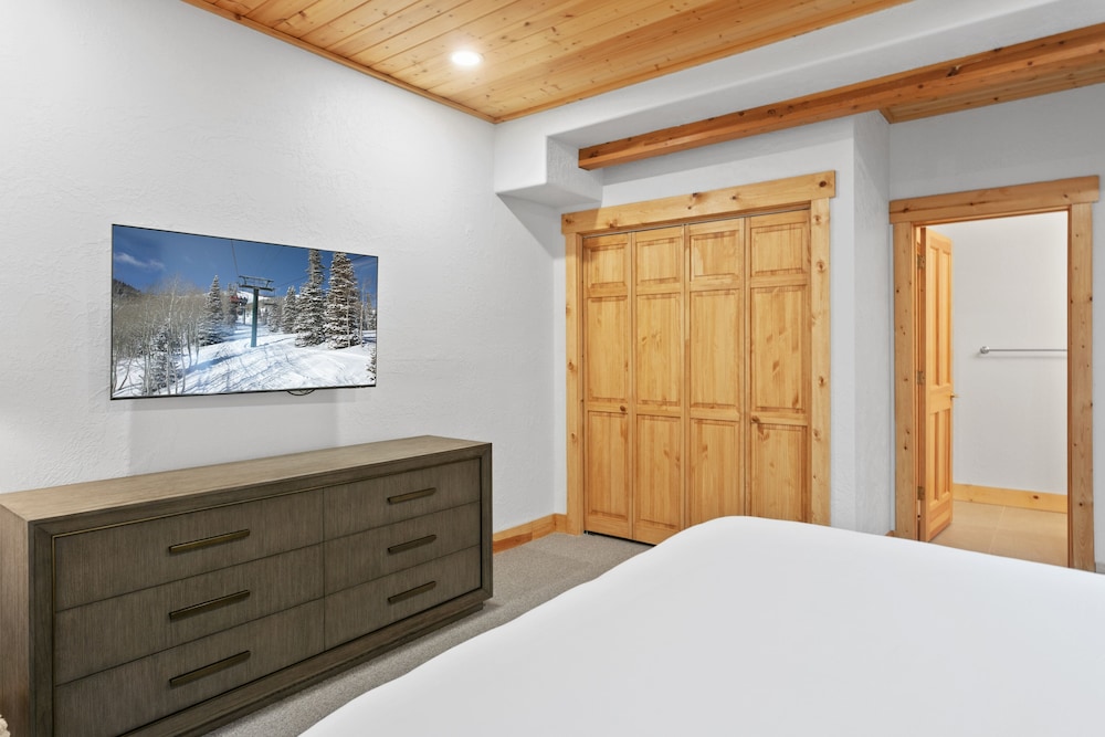 Bristlecone at Deer Valley Resort - Three Bedroom Condo with Hot Tub #201 3 Condo