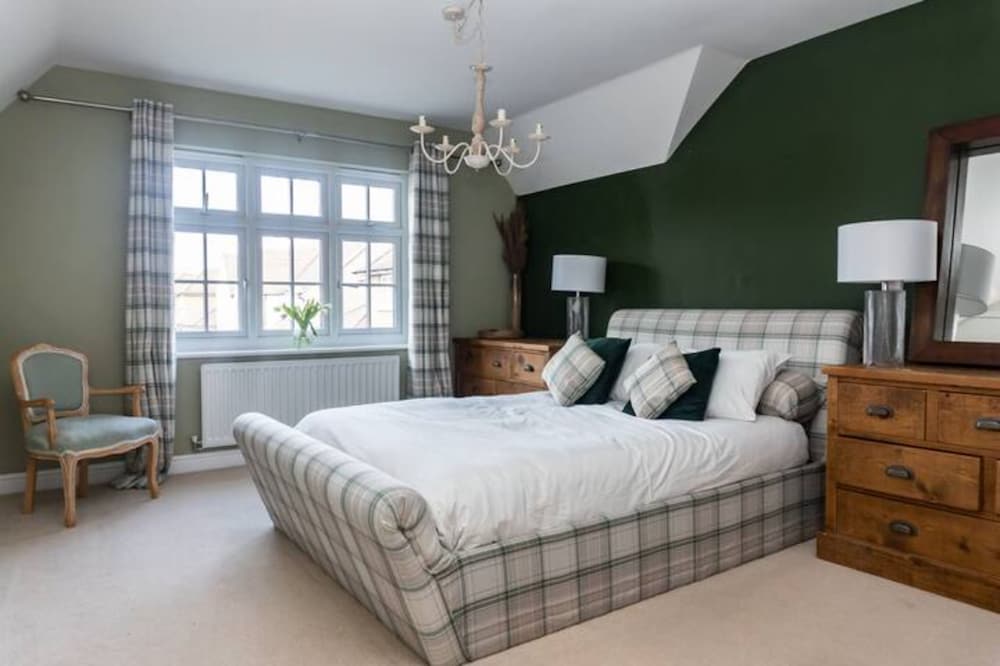 4 Bed-House Sleep 10-Parking-HotTub-Wifi view 5