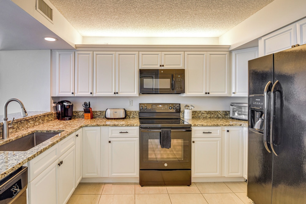 Balcony w/ Ocean Views: Daytona Beach Gem w/ Perks
