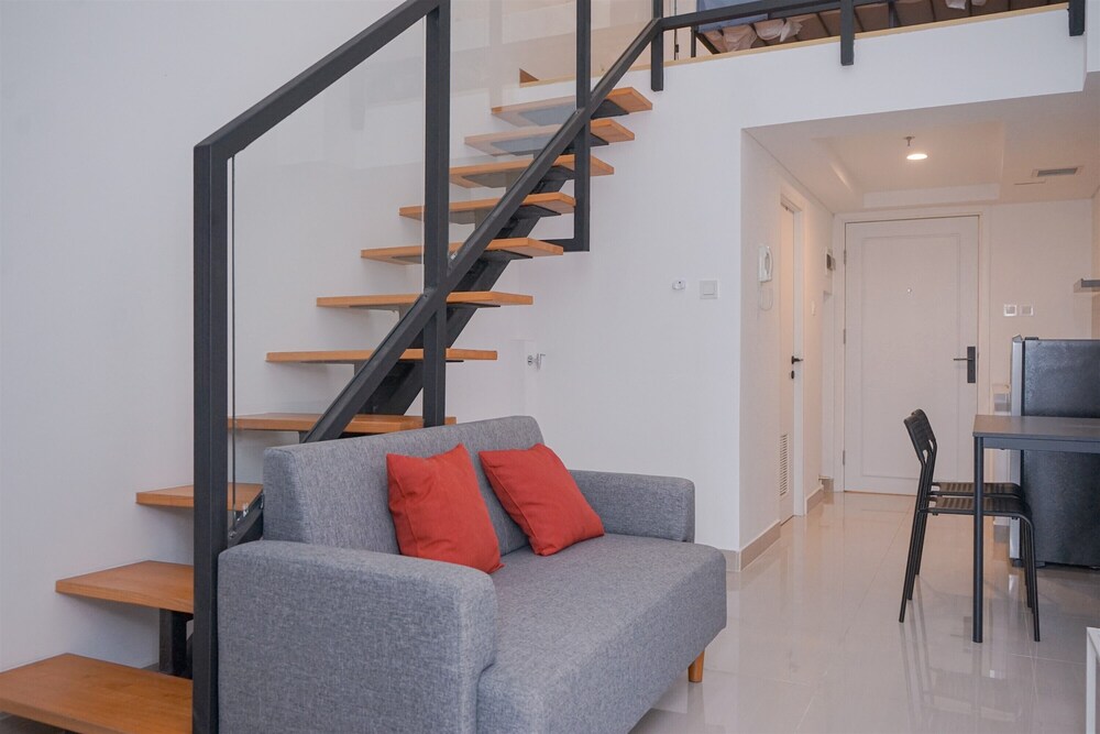Spacious And Homey Studio Loft At Kingland Avenue Apartment