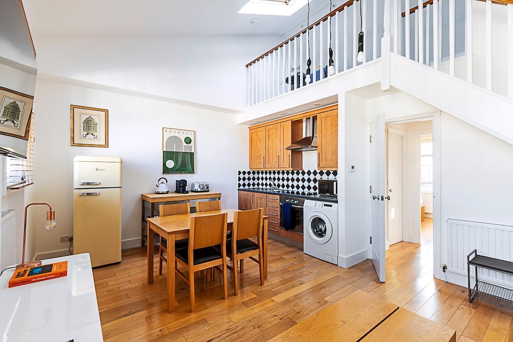 Stylish Chelsea Flat With Luxe Comfort & Charm
