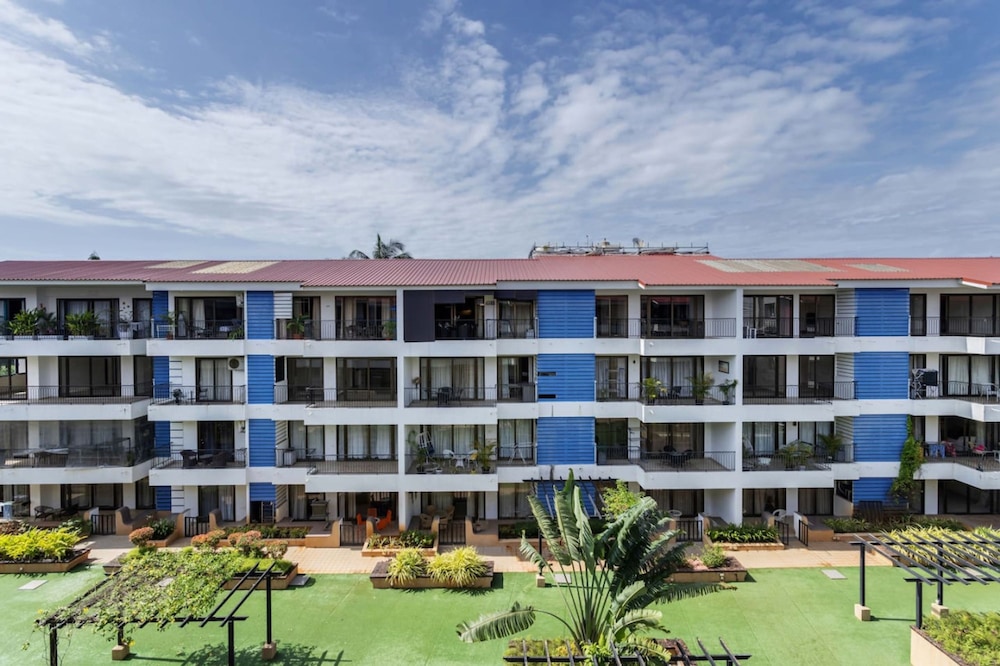 Luxe 1bhk w Pool Sauna 1km to the Beach
