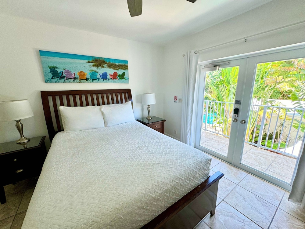 Islands Inn on the Drive - Panorama Suite - Queen Bed - A3