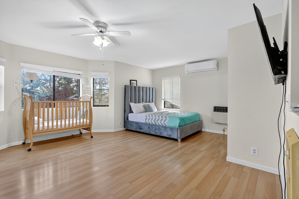 Spacious Mountain Getaway Game Room & Gazebo 5 Bedroom Villa