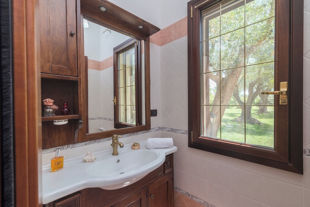 Dimora Patrizia With Pool en Alghero — bathroom
