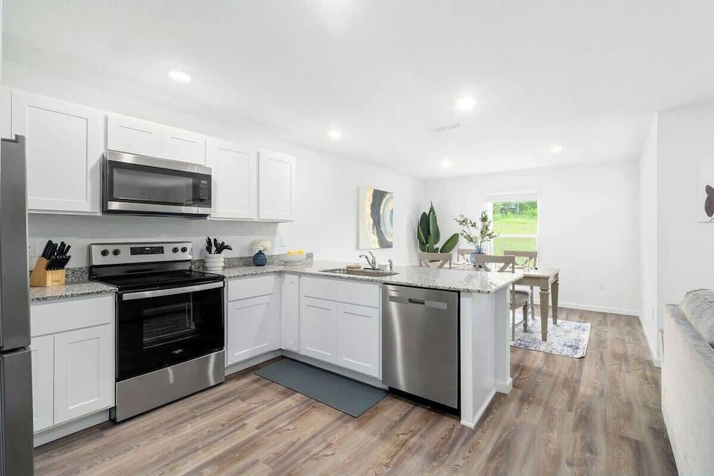 Springhill Retreat! 3 Bed, 2 Bath!