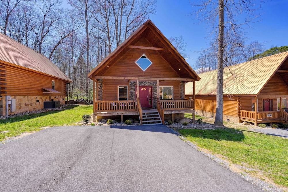 Hot Tub + Foosball Access to Pool, Tennis, Gym Chill'n in the Smokies