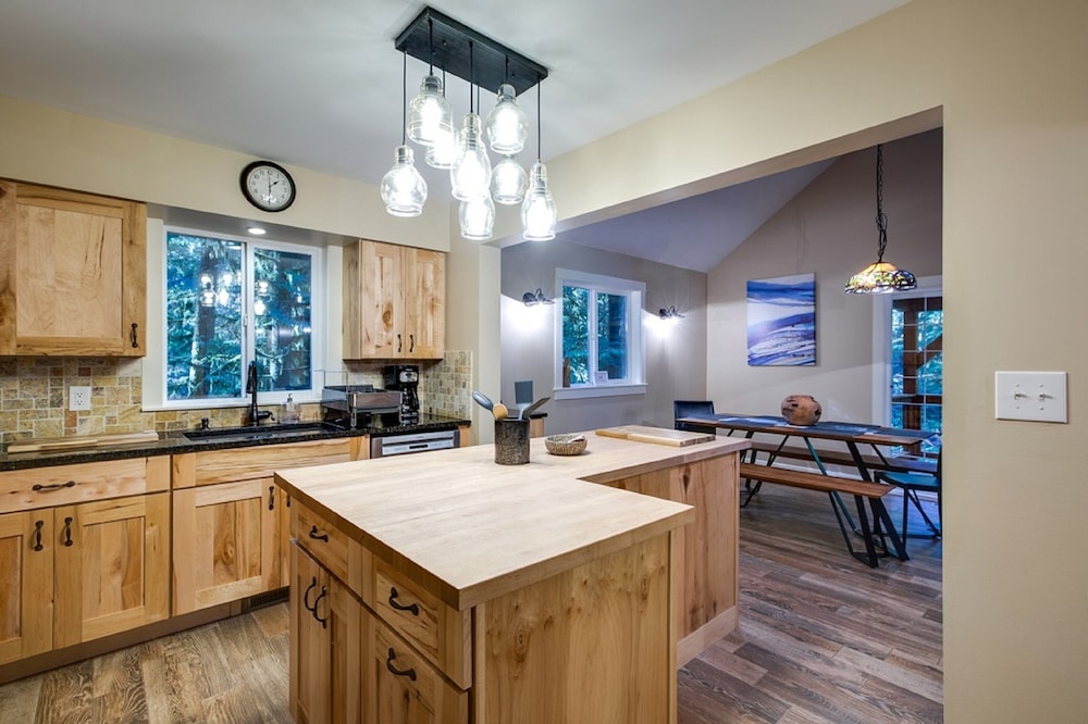 69SL - Upscale - Hot Tub - Wi-Fi - BBQ - Sleeps 8 view 3