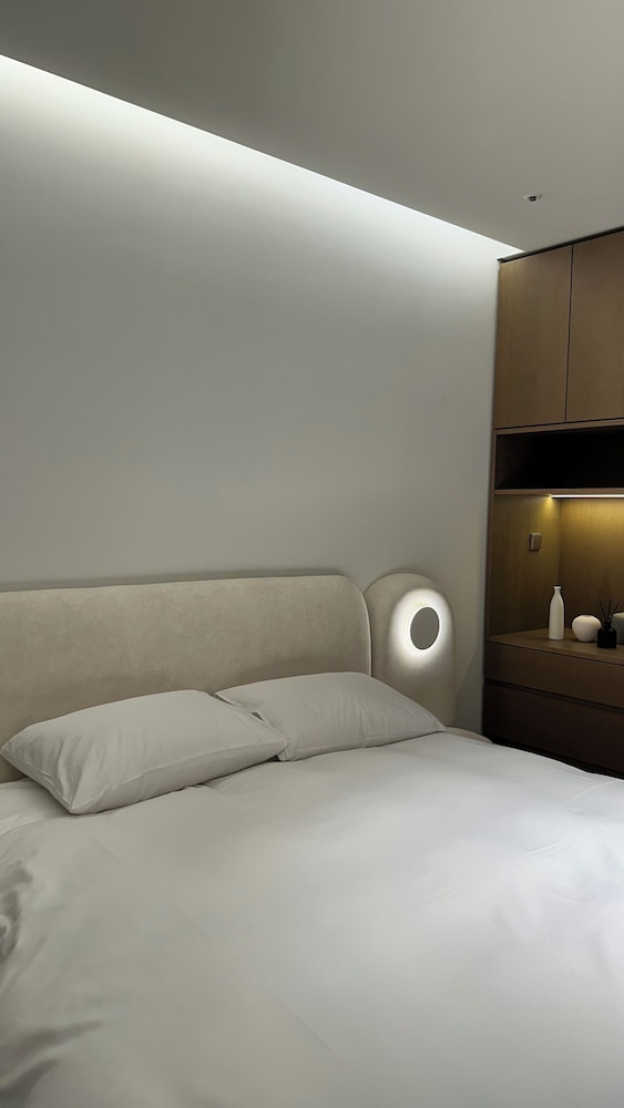 Caelum Black Gangnam Luxury Apt