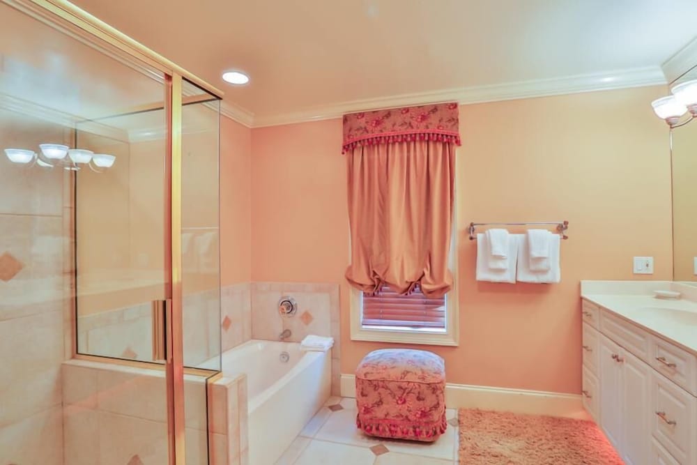 Casa Divina 5 Bedroom Holiday Home by Five Star Properties
