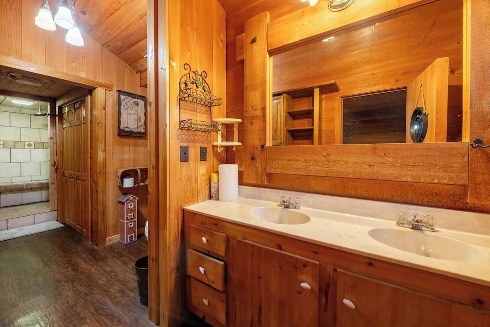 Pet-friendly 3BR Lake House Firepit & Pier