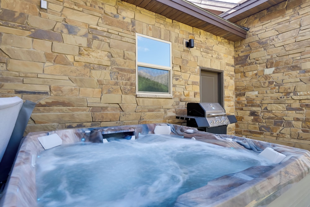 Hot Tub, Pool Table & Fireplaces: Blue River Gem
