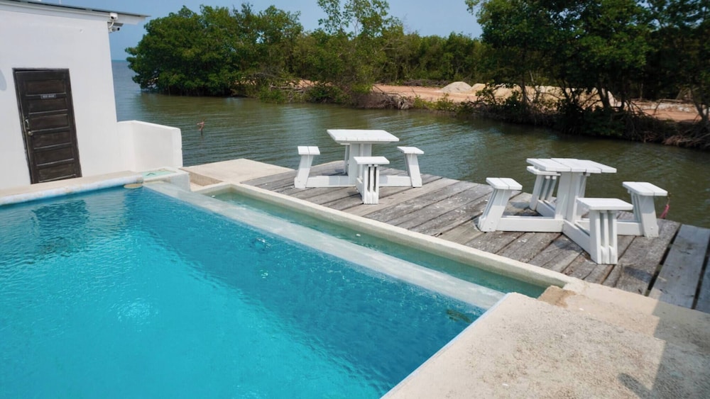 Poolside Seaview Studio With Infinity Pool & Overwater Deck Near Airport, 1st FL