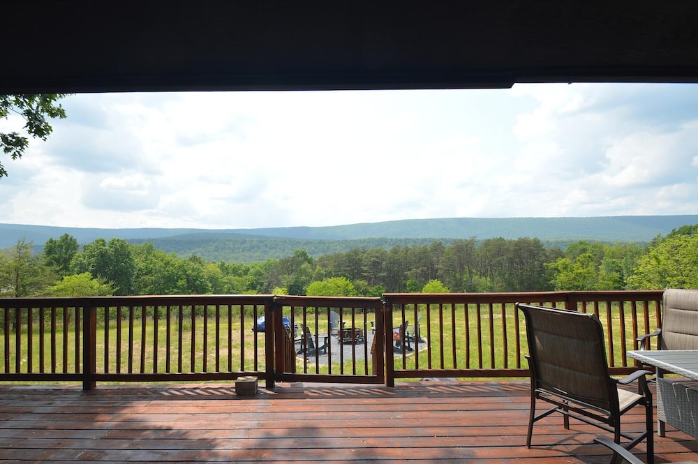 Black Bear Cabin - The Mountain Retreat!