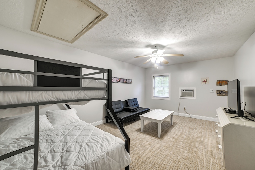 Dog-friendly Kentucky Lake Home w/ Game Room!
