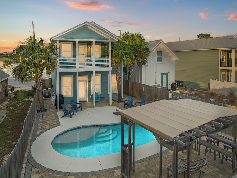 Spacious 4-bed, 3-bath Beach House Sleeps 12 for the Perfect Getaway