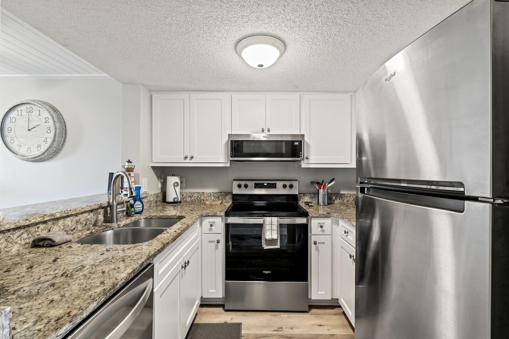 Memory Maker ~ Free Golf ~ Beachside ~ Hot Tub 2 Bedroom Condo by RedAwning view 4