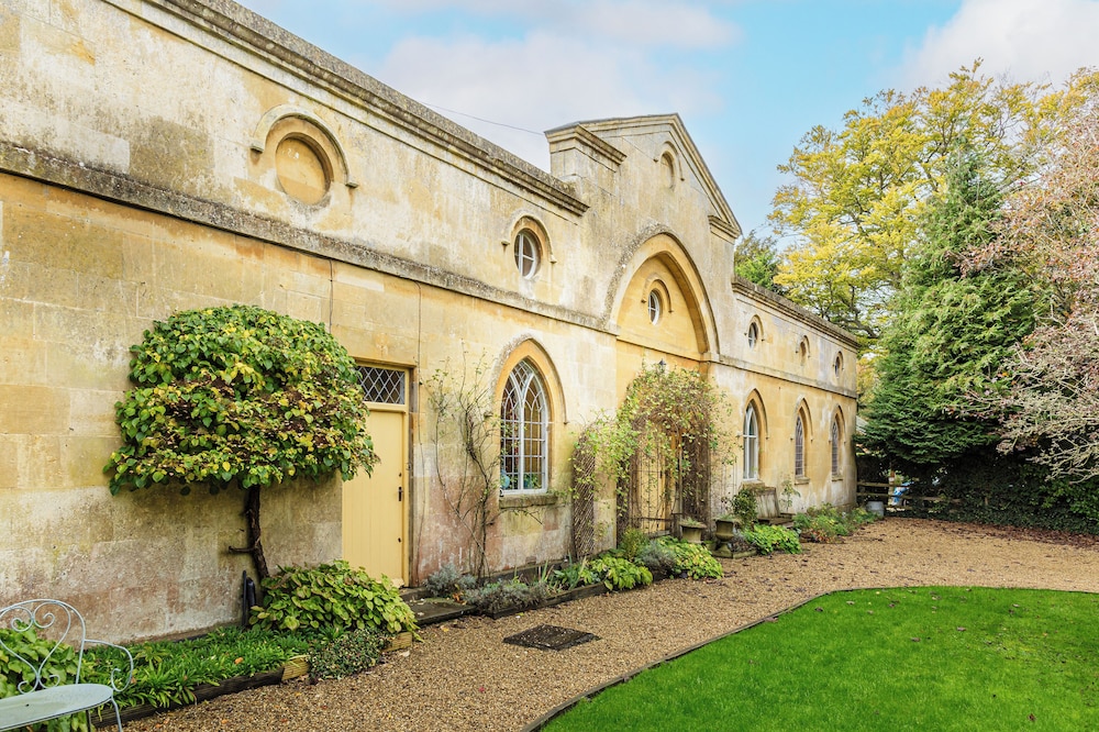 Artisan Hall Stunning Grandeur Cotswolds