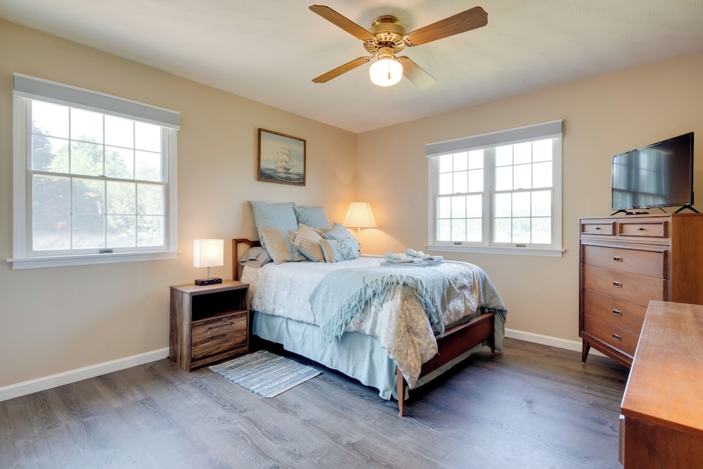 11 Mi to Asheville: Scenic Retreat w/ Game Room