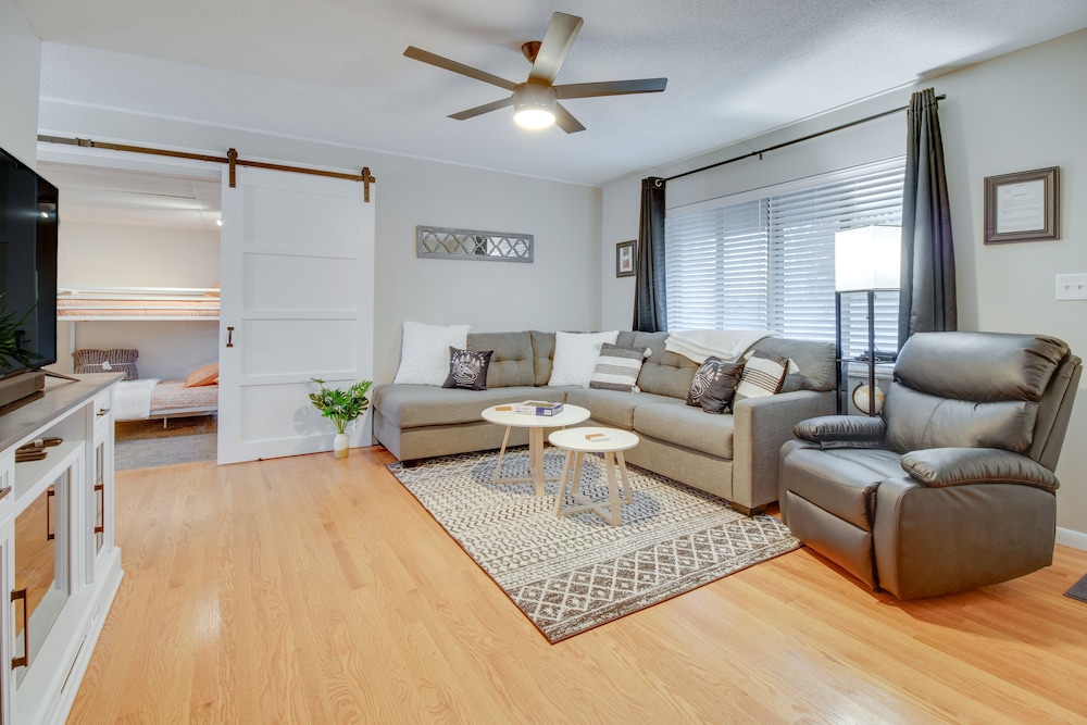 Cozy Lakeview Retreat, Close to Bull Shoals Lake!