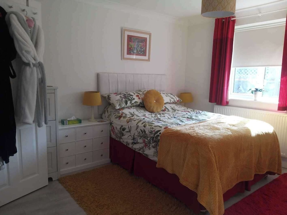 1-bed Seaside Retreat - Sleeps 2, Parking & Garden