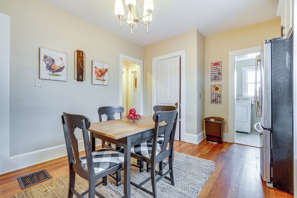 Walk to Garden & Restaurants: Zanesville Apartment