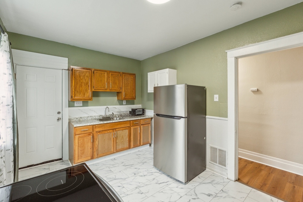 Cozy Upper Flat Minutes From Niagara Falls 3 Bedroom Apts