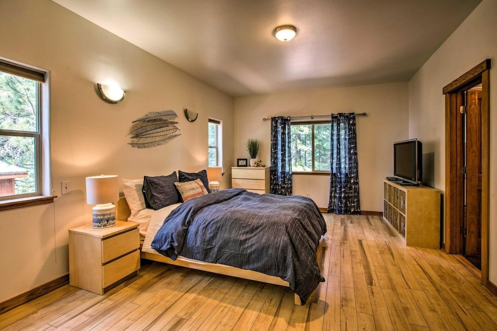 Moosetrack by Avantstay Cozy Cabin In The Of Tahoe Donner w/ Hot Tub view 4