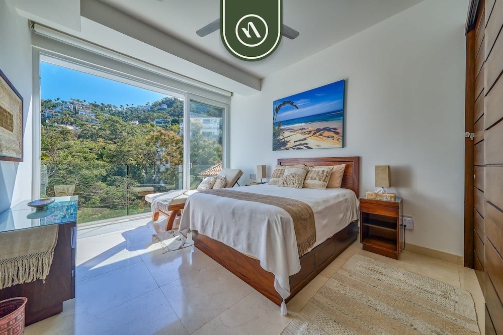 Luxurious 2 BR Condo - Oceanfront - Infinity Pools