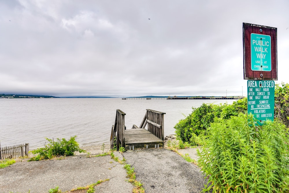 Massachusetts Vacation Rental: 5 Mi to Fall River