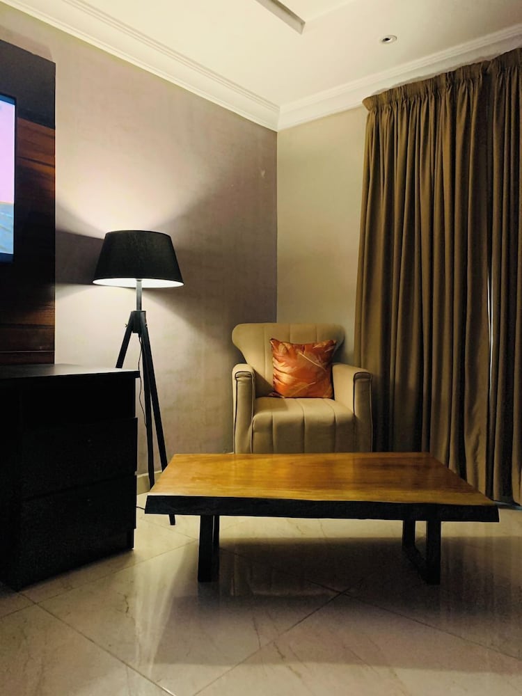 House 17 Apartment and Services Ltd