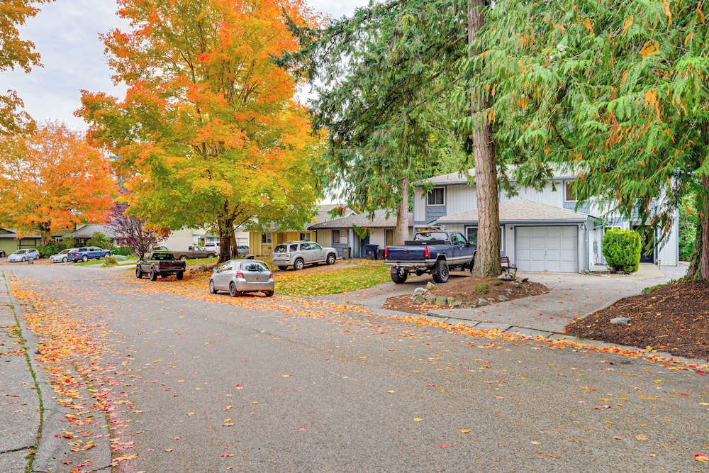 Walk to Lake Stevens: Duplex w/ Fire Pit!