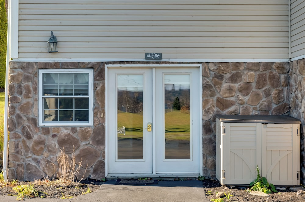 Couple's Retreat w/ Lake View in Newport!