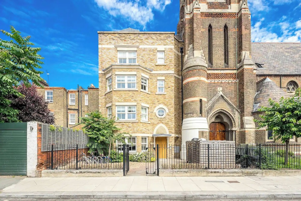 Designer 1 Bed Flat Barons Court Sleeps 4, Balcony