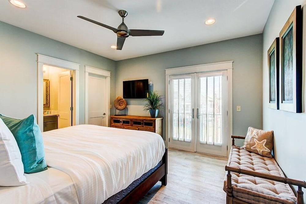 5 O'Clock Somewhere 8 Bedroom Holiday Home by Five Star Properties