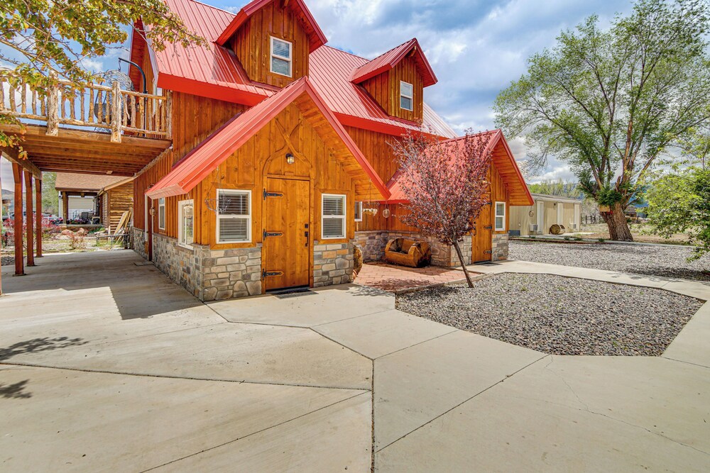 Family Home w/ Mountain Views in Circleville!