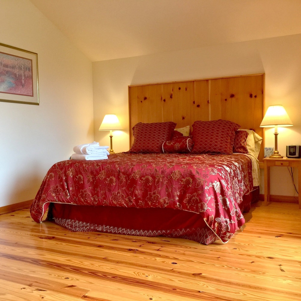 Mt Baker Rim Cabin 70 A pet Friendly Vacation Home With a hot tub and Wifi