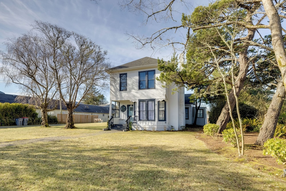Walk to Beach: Riverside Retreat in Seaside!