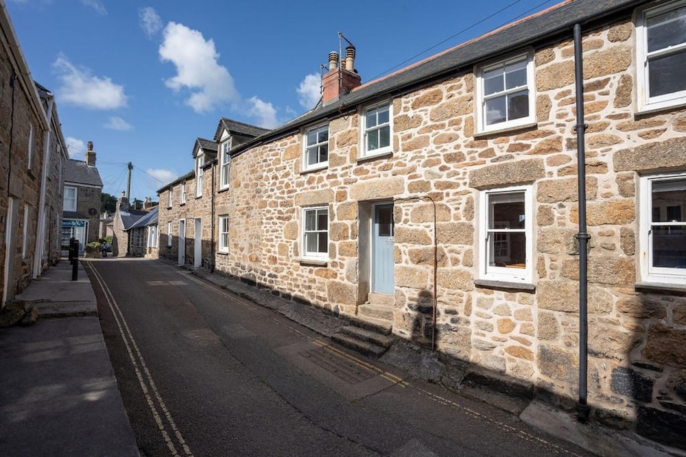 Seaview-2br-sleeps5-cottage-fastwifi-woodburner