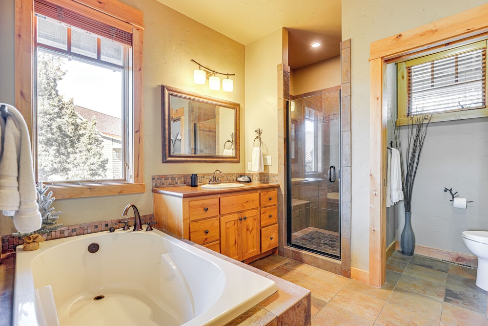 Mountain-view Cabin Near Trails in Powell Butte!