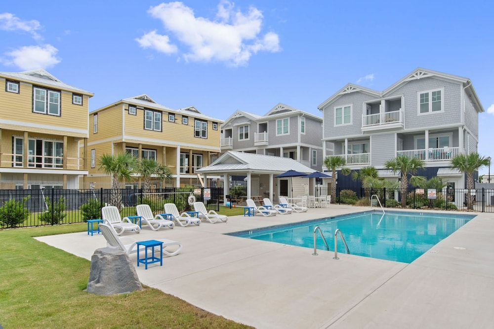 Luxury Beach Condo 5 Min Walk to Beach Shops