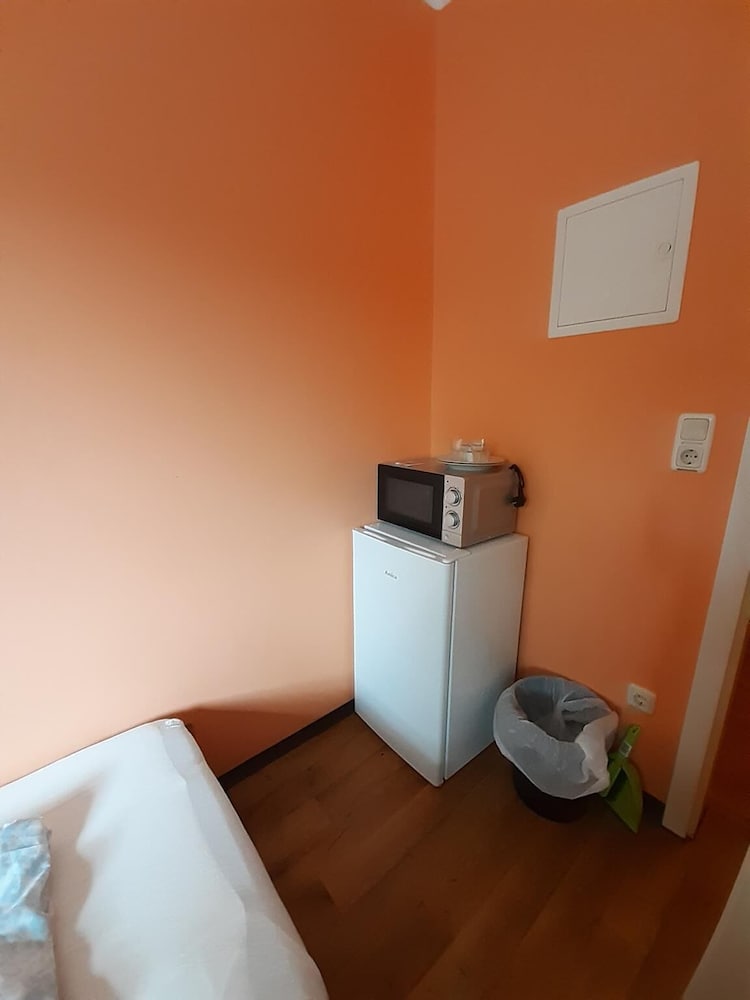 2-Rent Group Hostel Rooms&Apartments TUB19A