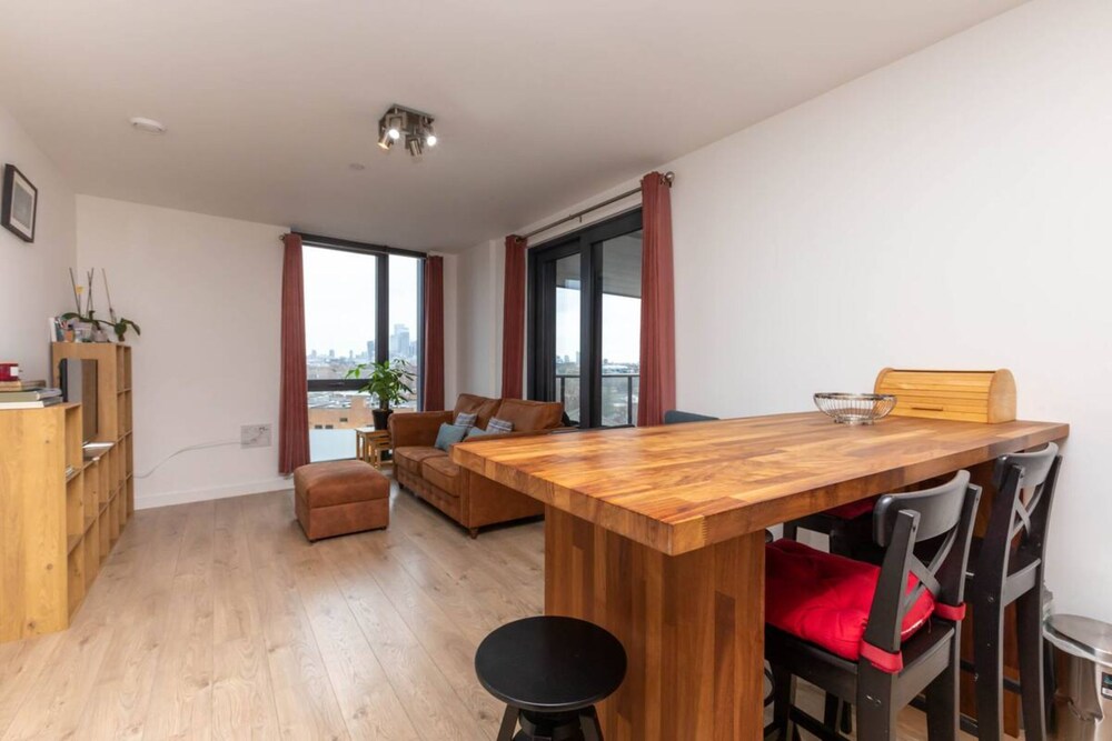 Spacious 2 Bedroom Flat With City Views in Bermondsey