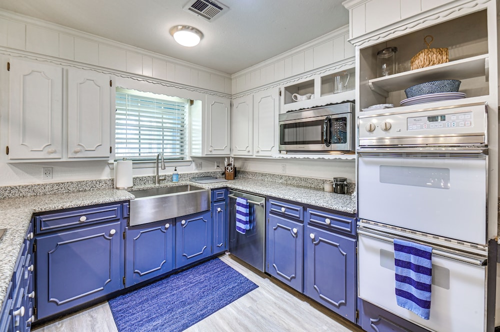 Home w/ Lake Texoma View, Game Room & Bar