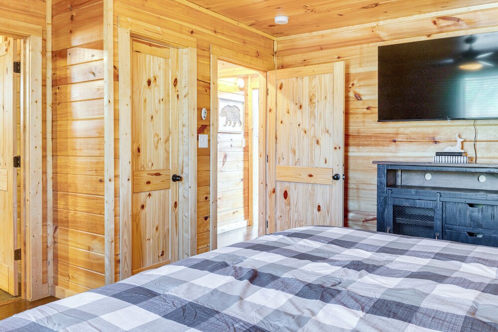2 Mi to Dtwn Gatlinburg: Mountain Cabin w/ Hot Tub